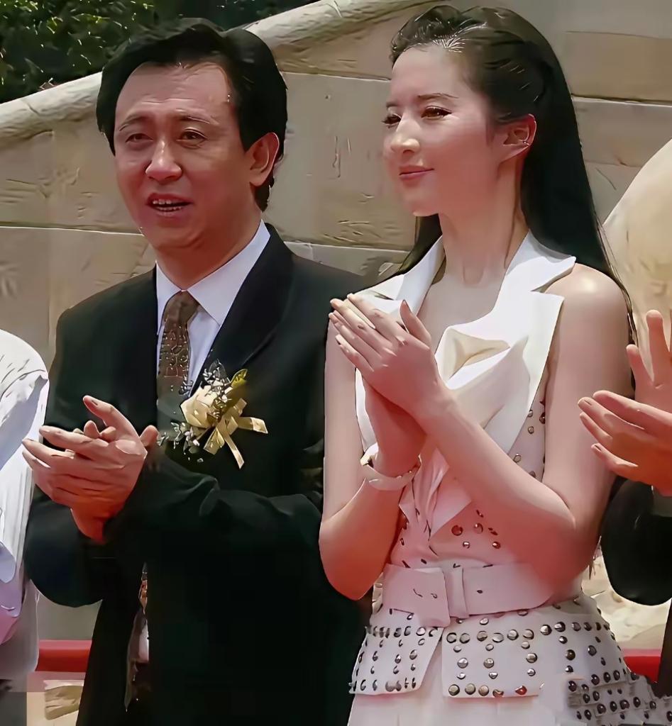 同一个地方，同一件衣服，还是“杨过”的“姑姑”笑起来更好看一些