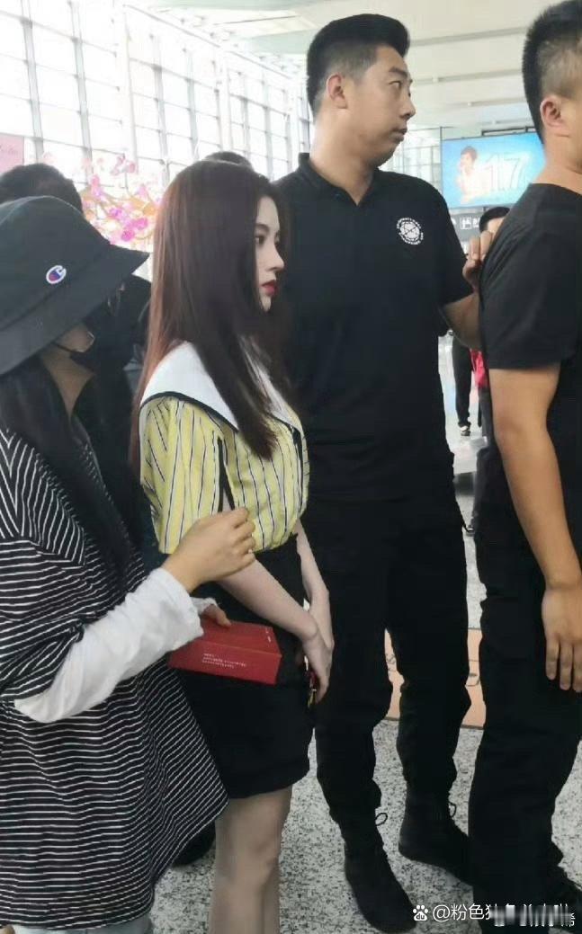 路人镜头下的鞠婧祎，这下明白鼻子为什么叫做“五官之王”了吧。 