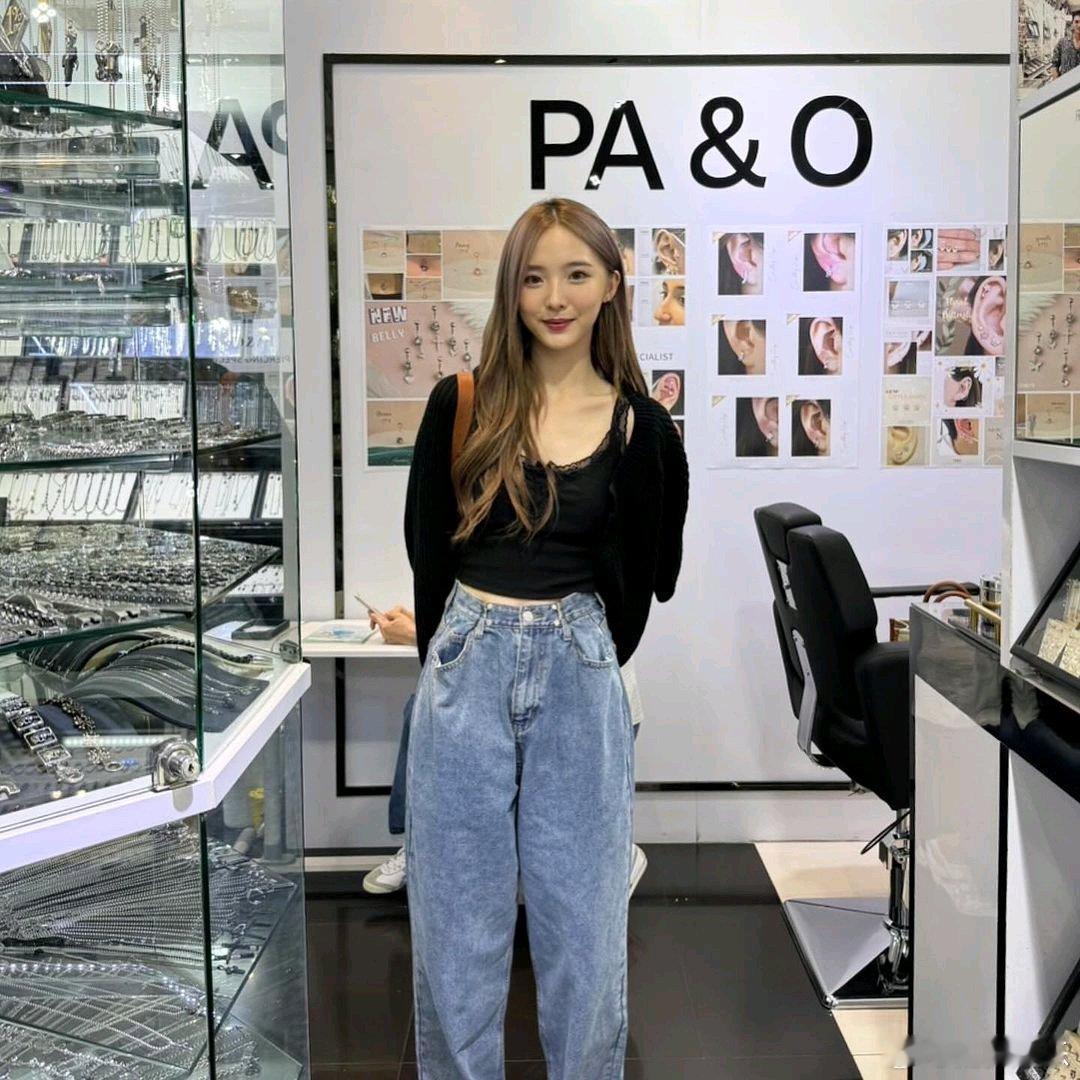 #硬糖少女303##郑乃馨# 今日份糖妹新鲜物料郑乃馨最新路透新照片一组从曝光的