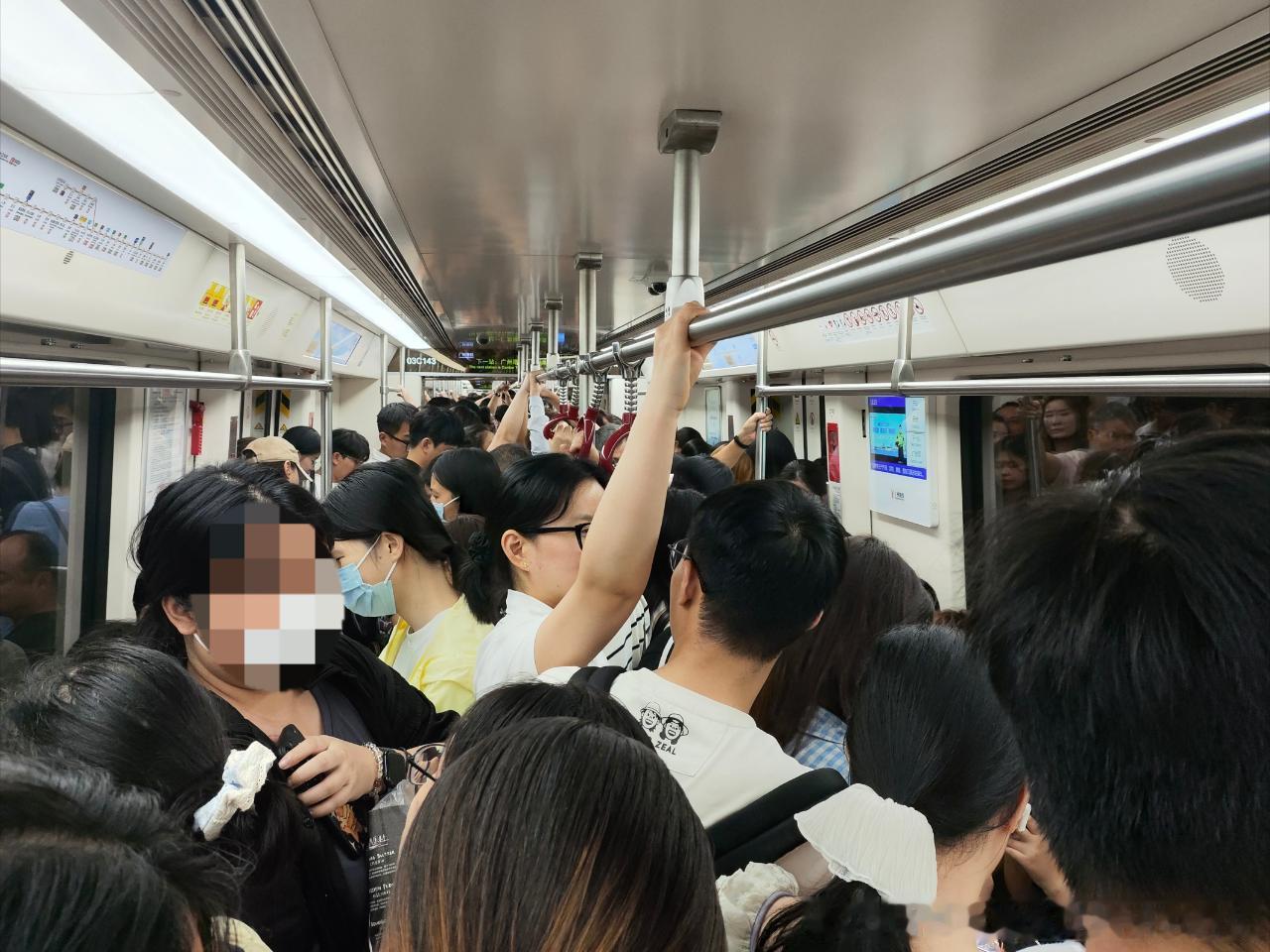 广州地铁网友：2026年9月2日（周三，广州多云间阴天，24-30℃）广州地铁晚