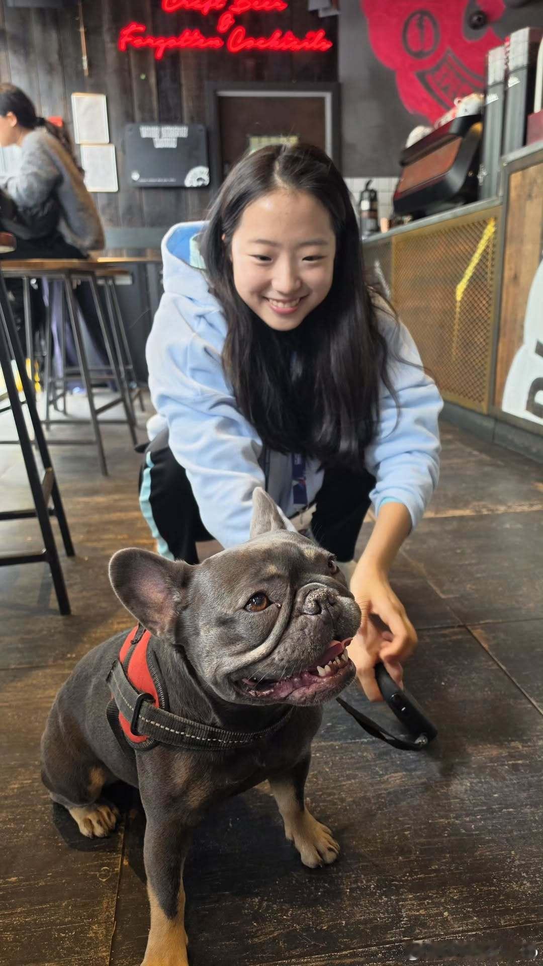 申裕斌和一只小法斗🐕🦺 