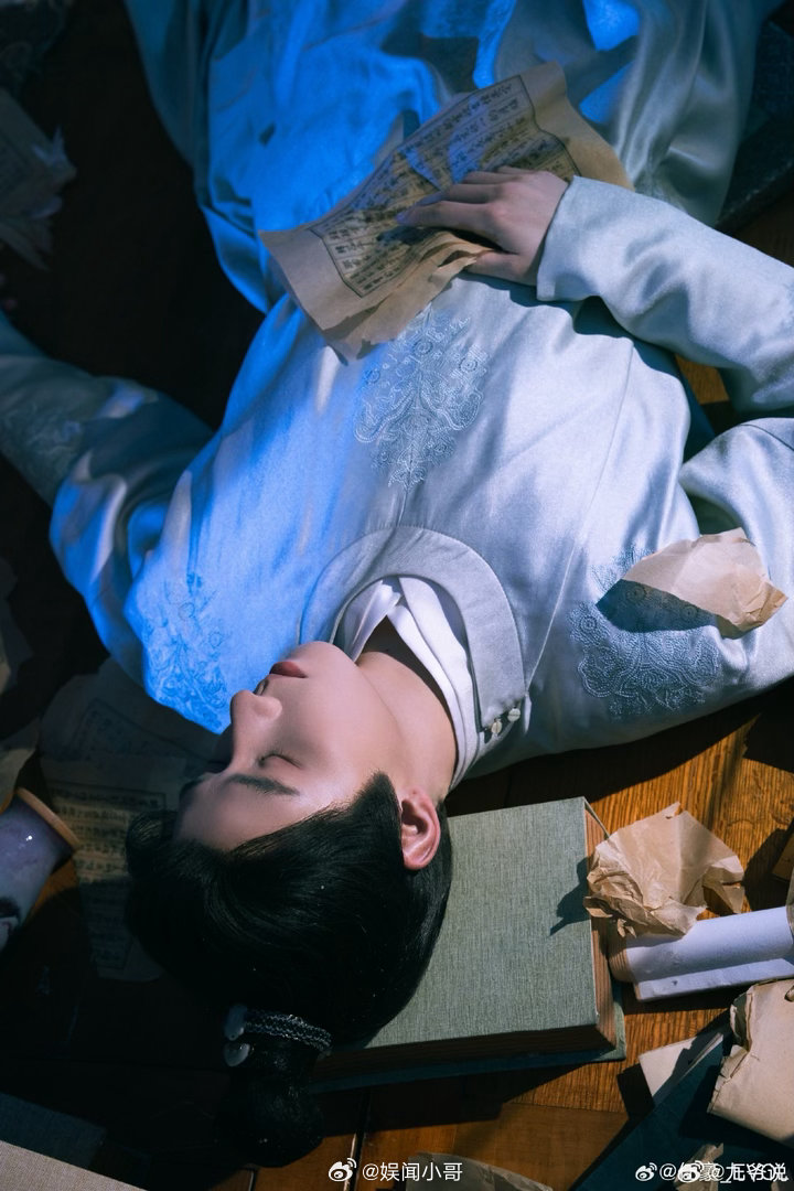 任豪的李怀安还有售后任豪发了李怀安写真组图 任豪的李怀安居然有售后，雪夜写真烛火