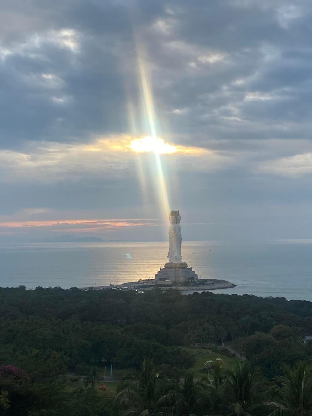 拍到的奇异天象，太殊胜了🙏南无大慈大悲观世音菩萨🙏🙏🙏 