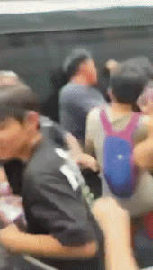 詹姆斯球迷疯狂追星被保镖辱骂驱赶这种原本在娱乐偶像圈层常见的极端追星行为，正在向