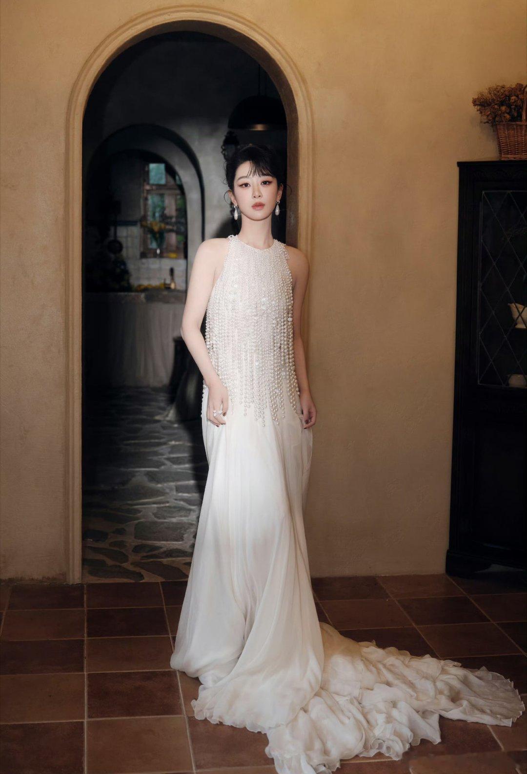 杨紫身穿Georges Hobeika 2023春夏高定搭配宝诗龙珠宝、Rene