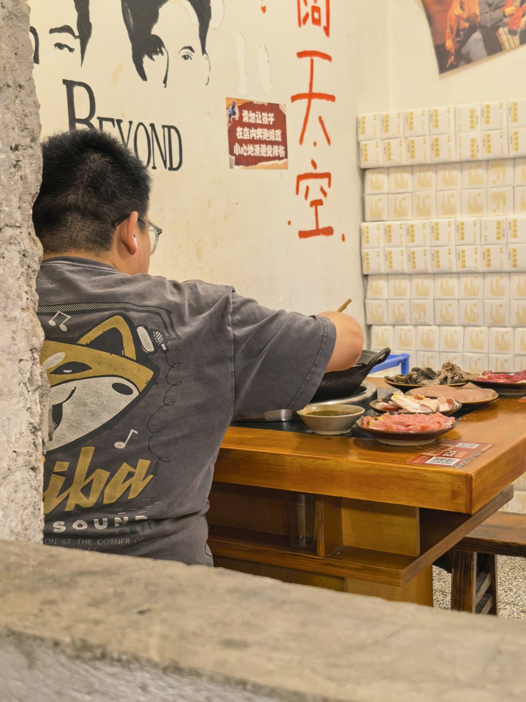 重庆火锅，我点的微辣，已经辣的流鼻涕咯……旁边的小哥自己一个人吃火锅，就喜欢川渝