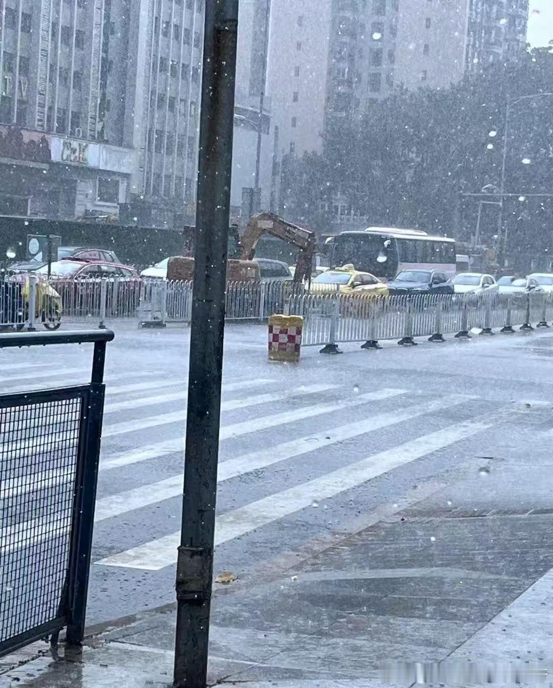 广东人被雷雨暴击了 雷雨不停，热浪不散，广东湿热天气正式就位。出门防雨，在家祛湿