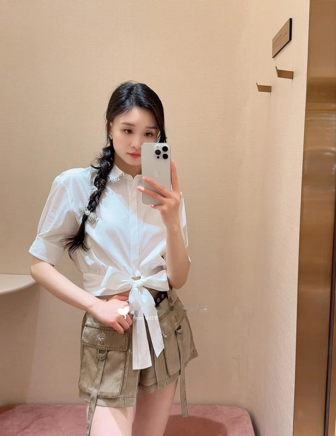 谁还没试过JORYA白衬衫+工装短裤！太绝了吧✨
这件白衬衫真的是我的本命！
钻