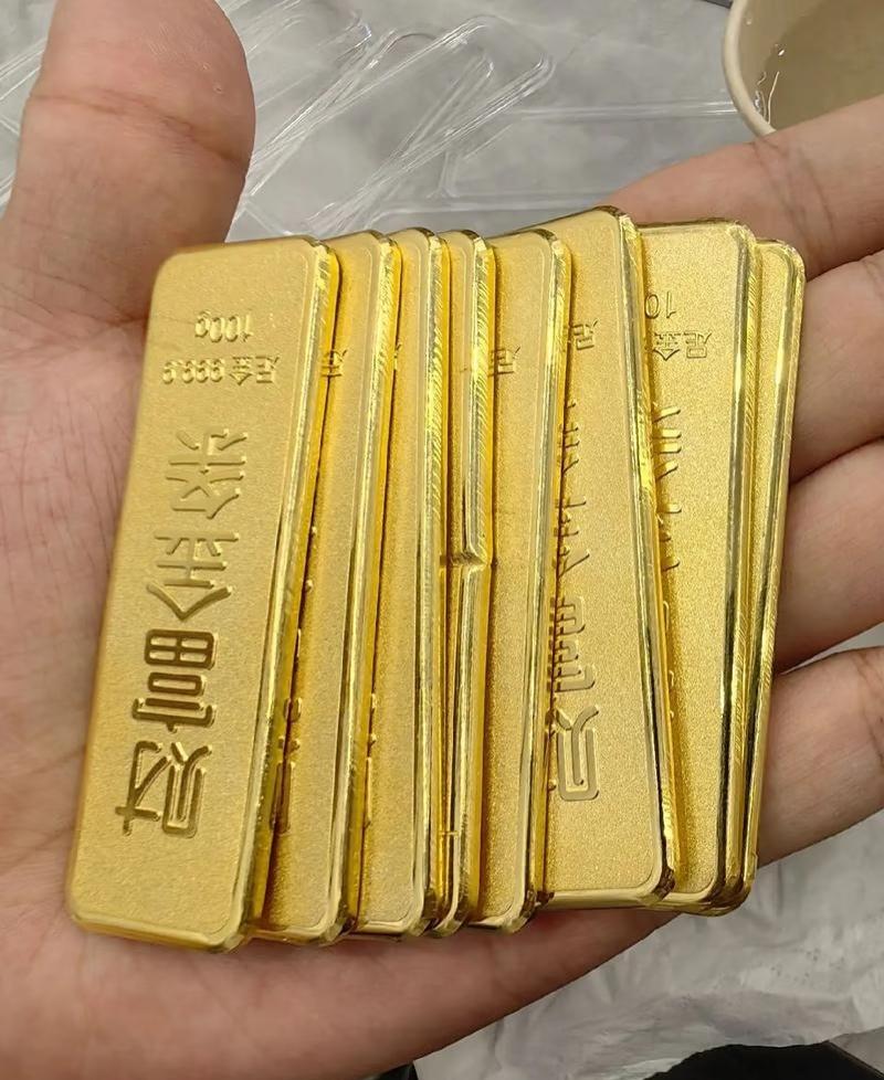 暴跌！暴跌！
明年黄金680元/g
准备囤一斤的朋友
先停手！这波唱衰真的靠谱吗