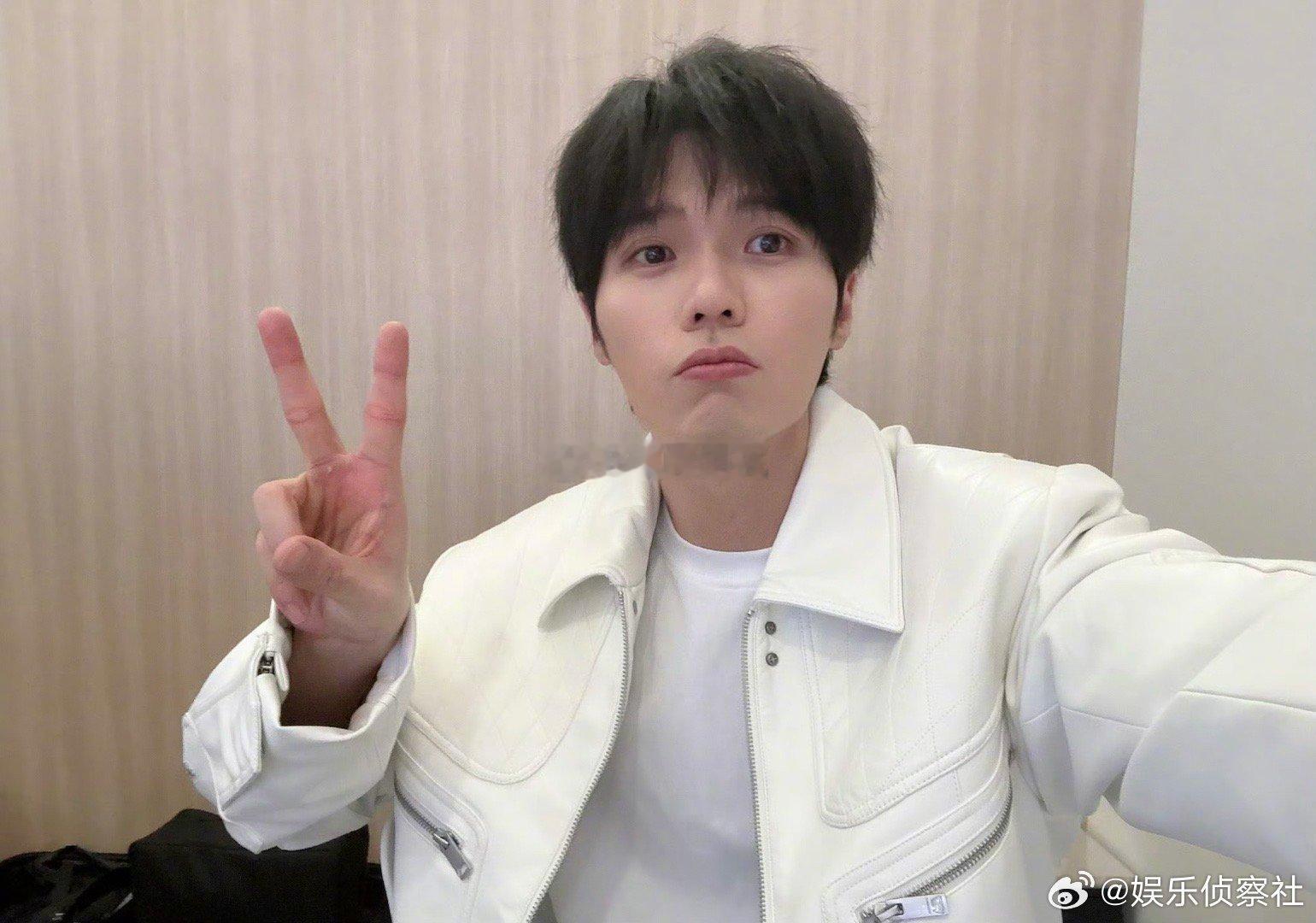 左凌峰来dra我呀 粉丝眼中，他萌力爆表，魅力四射。愿他秉持真诚趣味，持续解锁欢