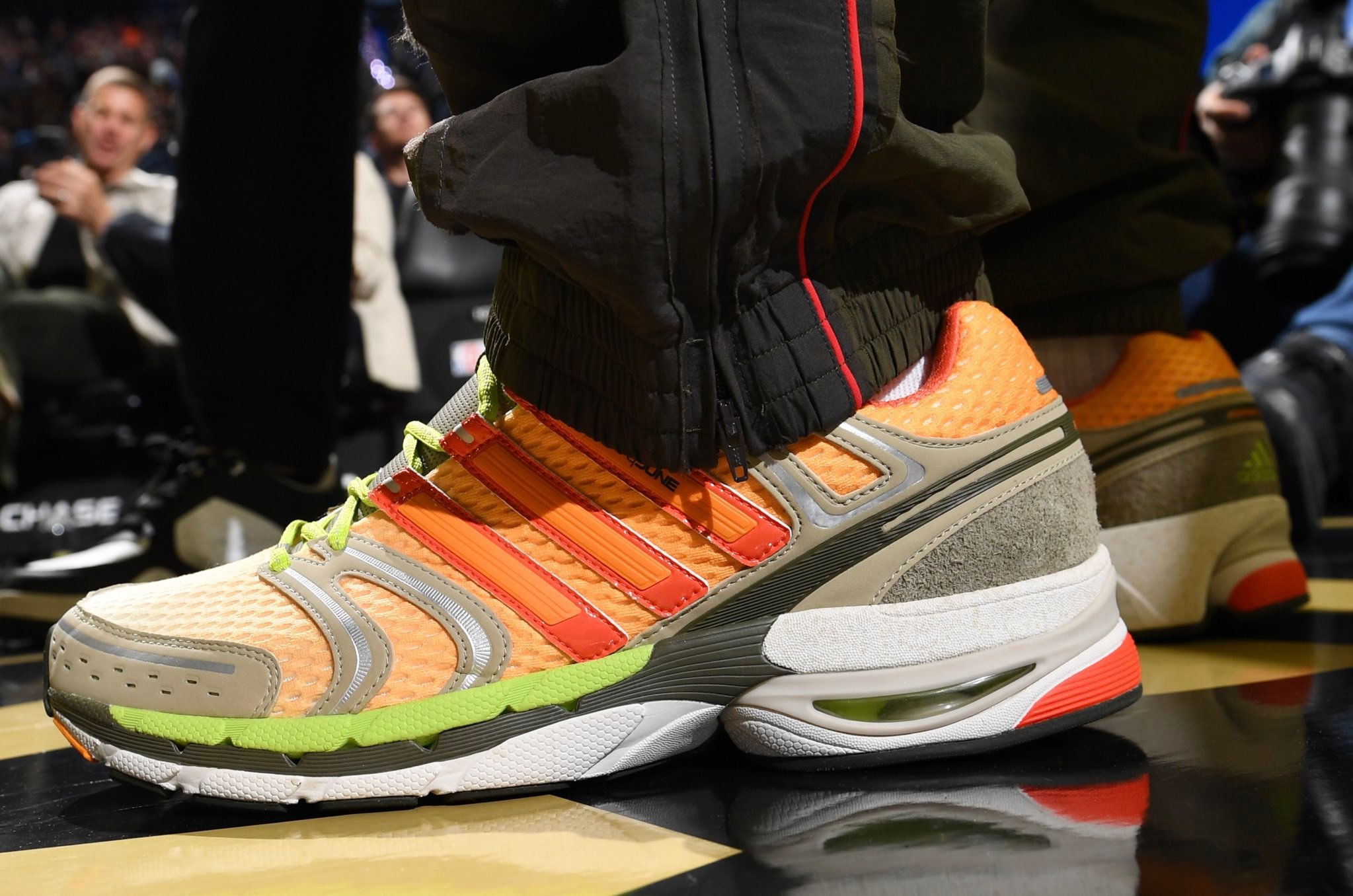 SC30 X 三条纹亲友限定库里今天入场后换鞋了上脚AdiStar Contro