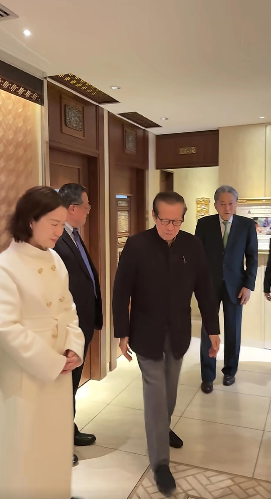 翁帆近照曝光，与日本好友会面，眼睛有点浮肿!

3月16日，有网友晒出陪同翁帆与