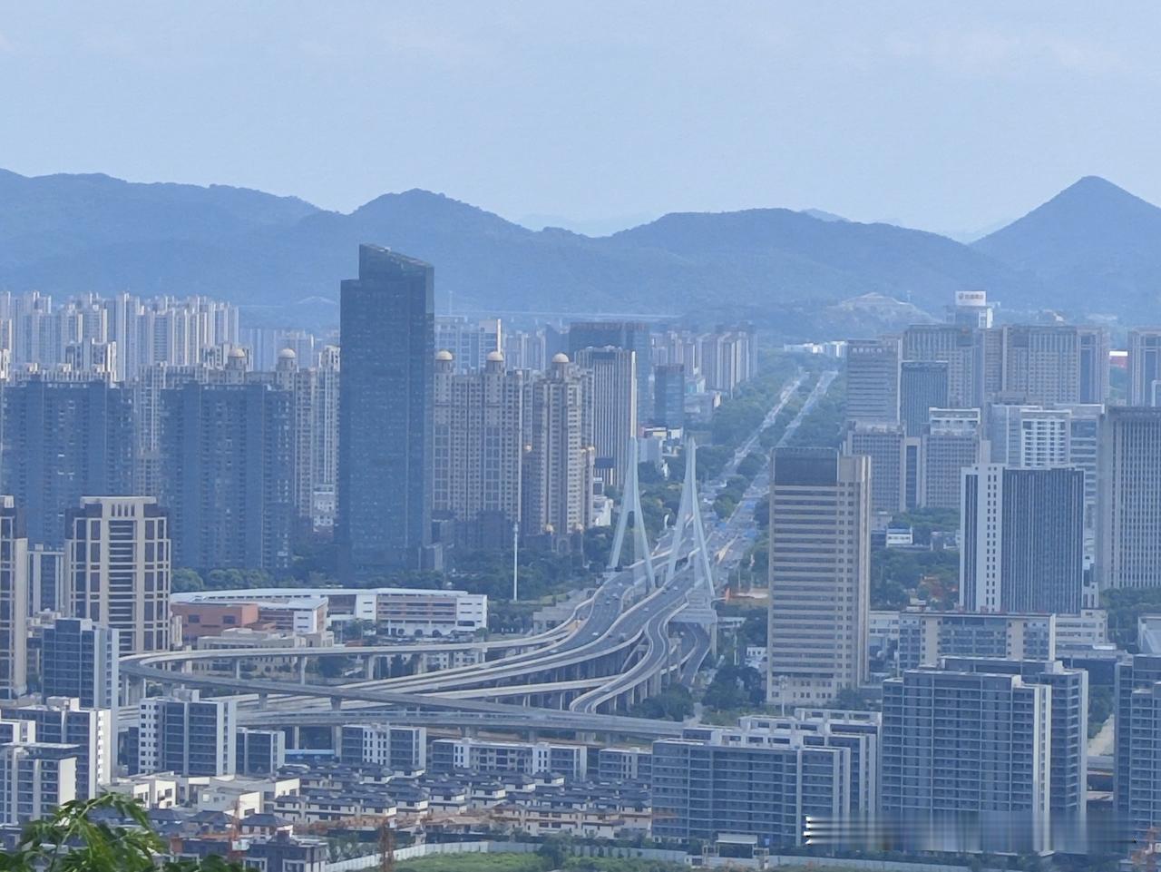 湖州的高架桥
确实还不错
还需要多多建设
疏通城市交通绝美随手拍天空 随拍天空风