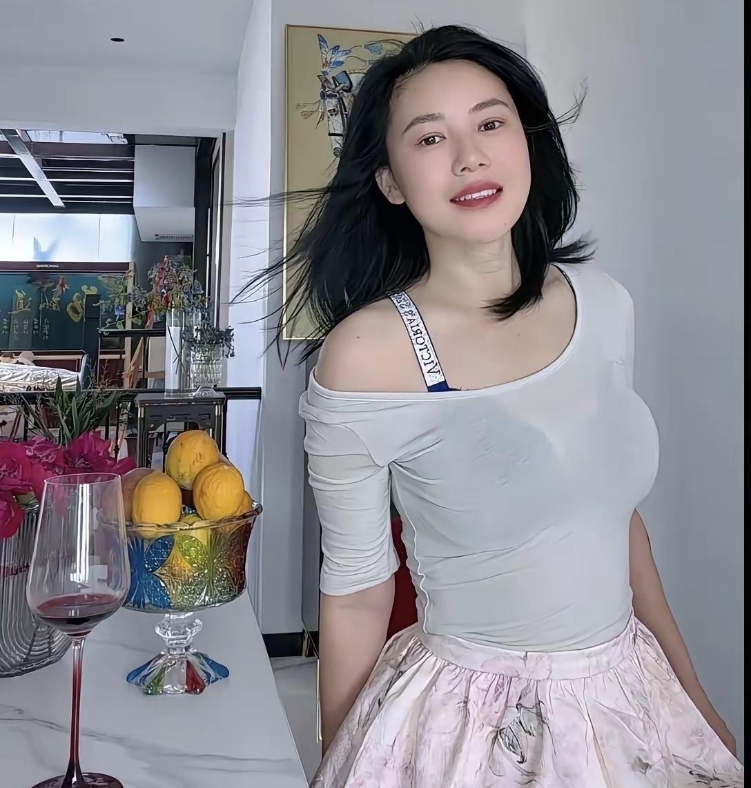 常听人说，女人如花，需要男人的“滋润”才能娇艳水灵，否则便会如缺水的花朵般慢慢枯