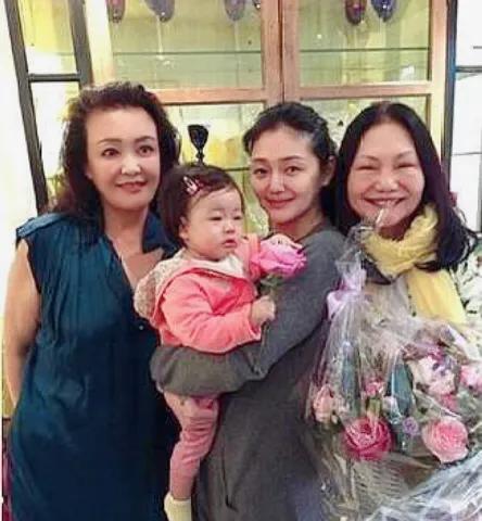 张兰犯了两个错误！
 
张兰直播间涌入4万粉丝，直言：“兰姐，再生一个吧。”原因