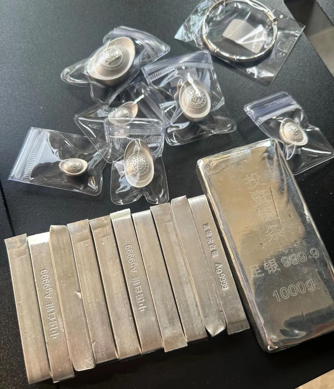 现在买白银的，估计都懵了！

不是银价跌得狠，而是
以前抢着囤货的人，现在金店银
