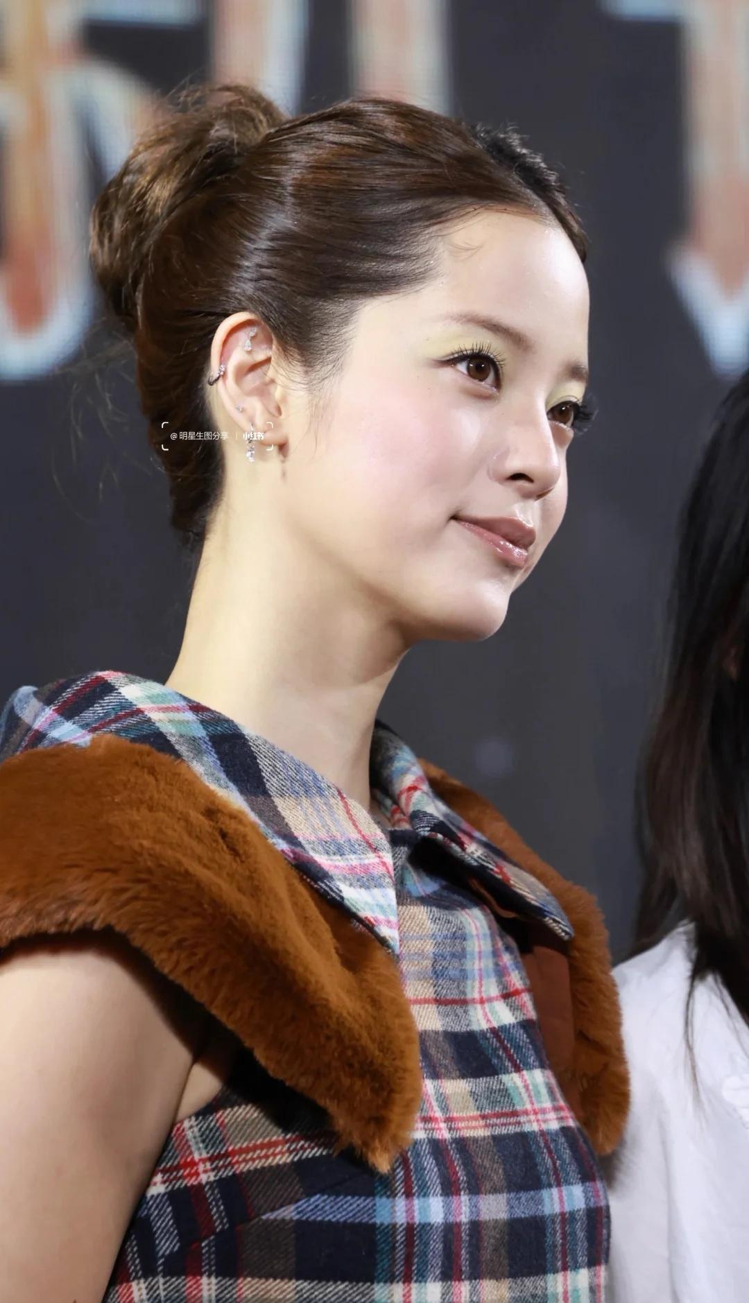 欧阳娜娜 格纹套装活动生图（有特写）