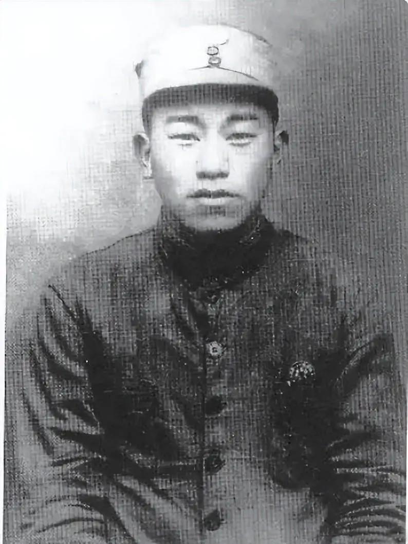 1943年，女干部罗健领受任务，陪同男科长前往延安。可是，一路行进时，她注视着对