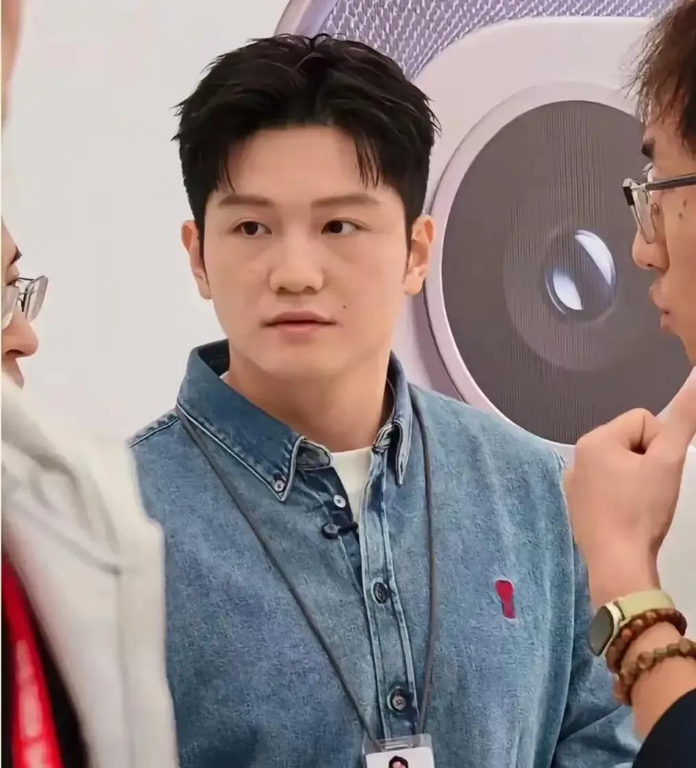 樊振东穿了一身被标价九千多的行头，照片一出来就被说奢侈。
其实那套衣服是国乒集体