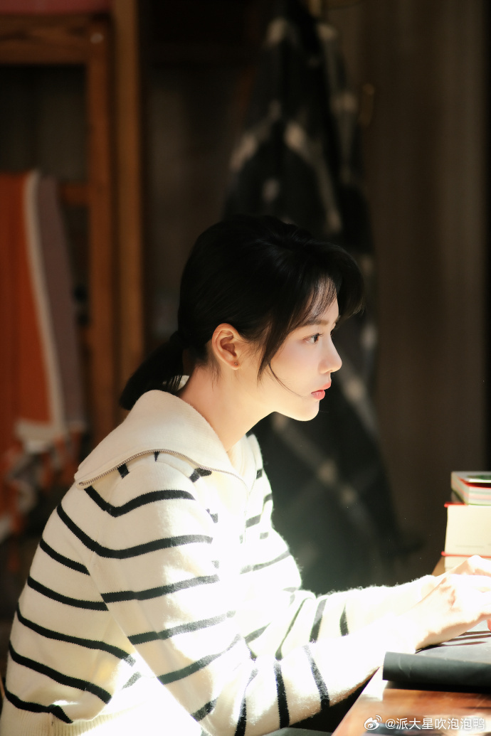 任敏携律师团庭外答疑任敏开了个睿法眼秦律携团队暖心答疑，亲情矛盾案件深度剖析，睿