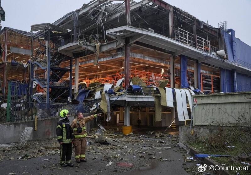 俄乌互袭持续升级！俄称乌军夜袭莫斯科动用630架无人机，泽连斯基指俄使用集束炸弹
