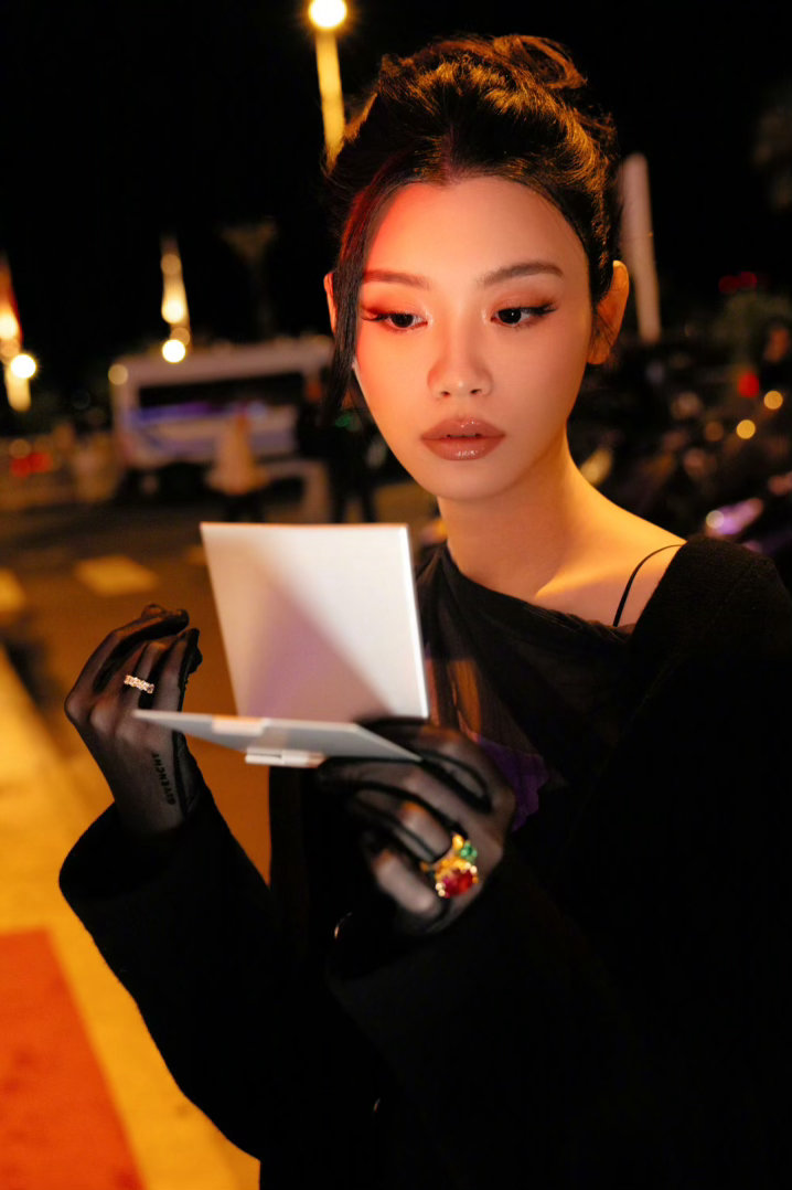 奚梦瑶喊梁安琪妈咪讨零花钱奚梦瑶喊妈咪讨零花钱 何猷君吐槽老婆花销太大管不住，奚