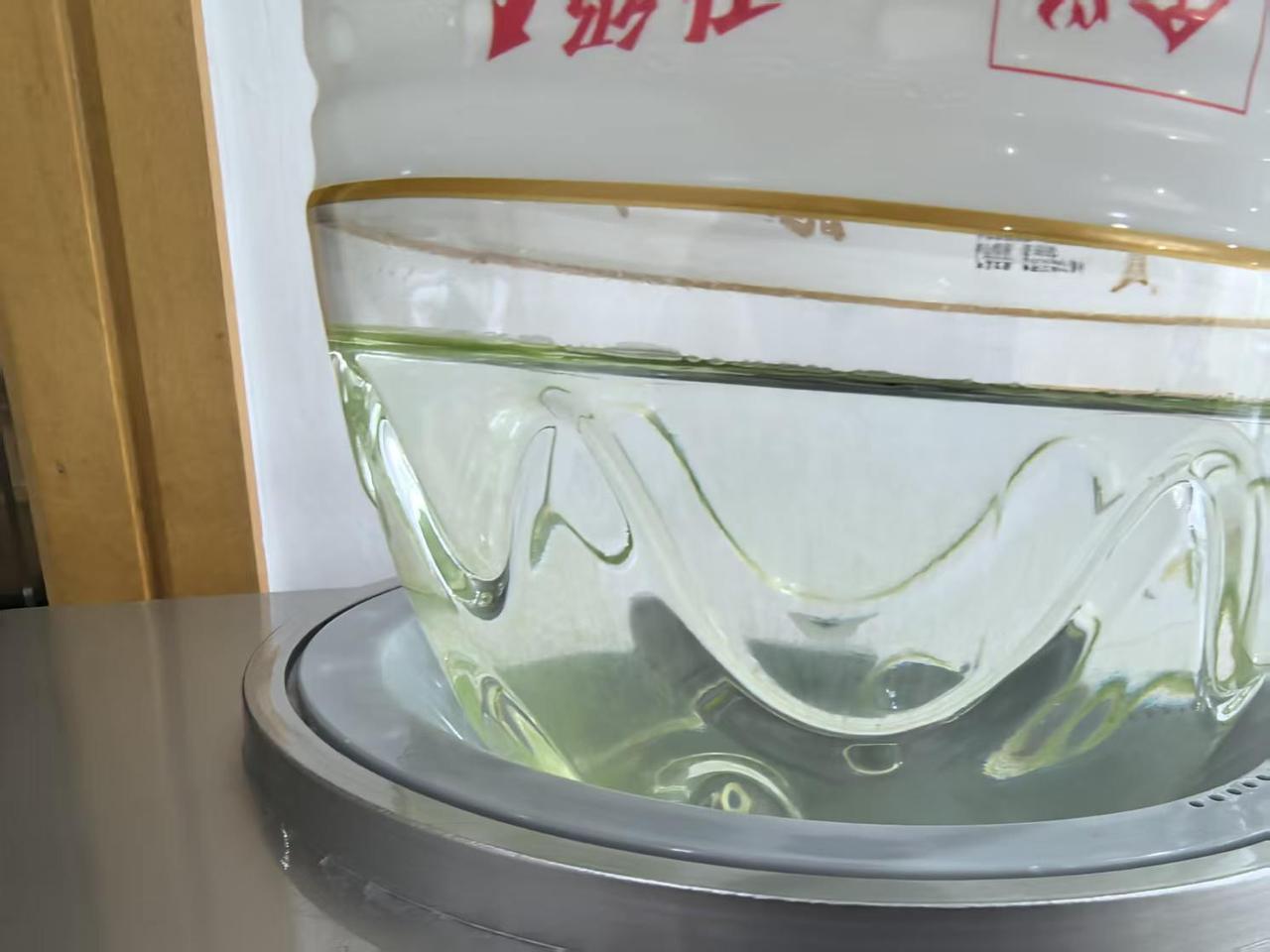 矿泉水绿了还能喝吗？

早上突然发现，饮水机上的矿泉水变绿了。

以前一桶水也是