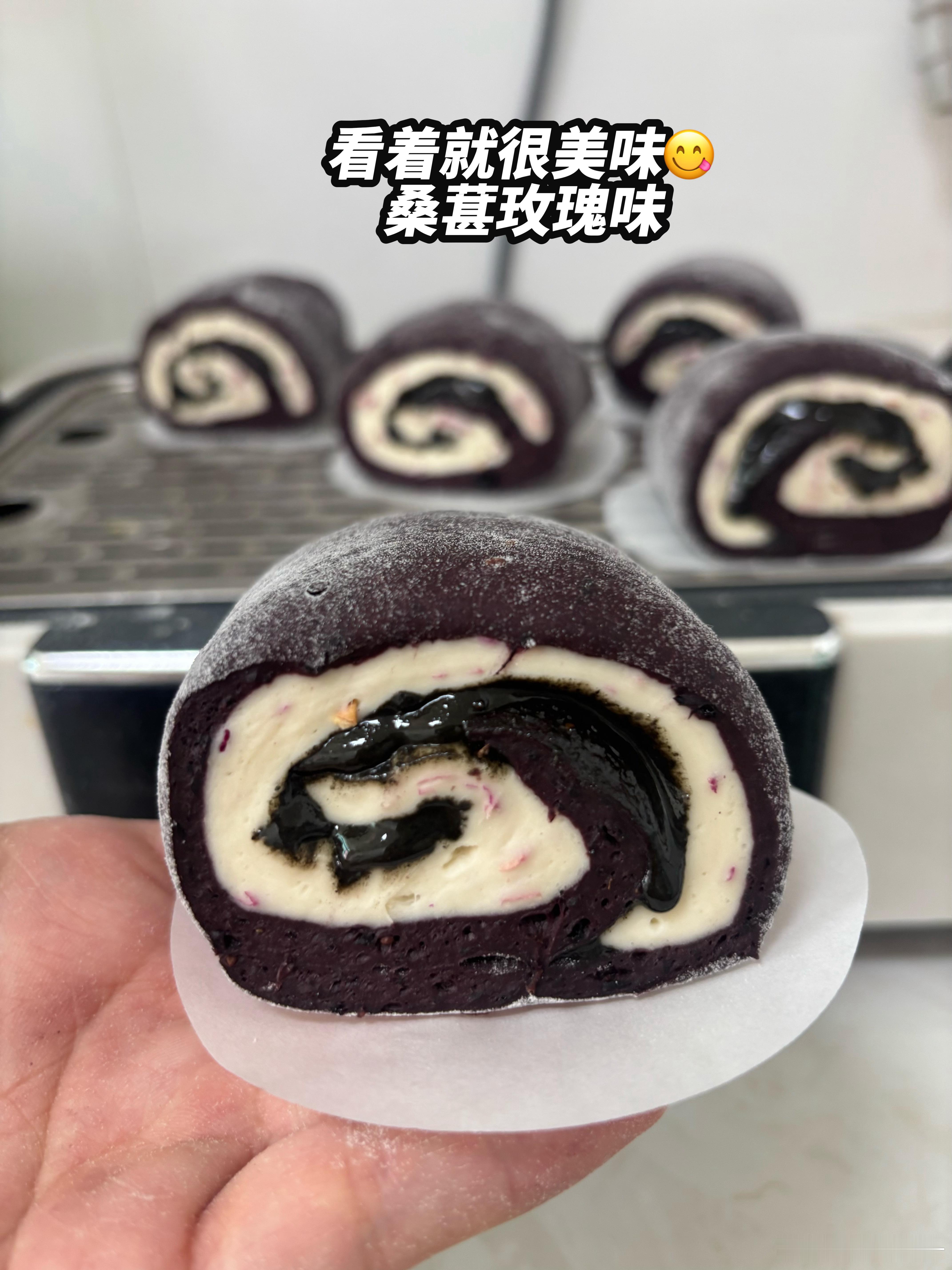 早餐吃什么玫瑰桑葚双色馒头我自己吃做的时候没有额外加糖，完完全全的干净碳水，既有