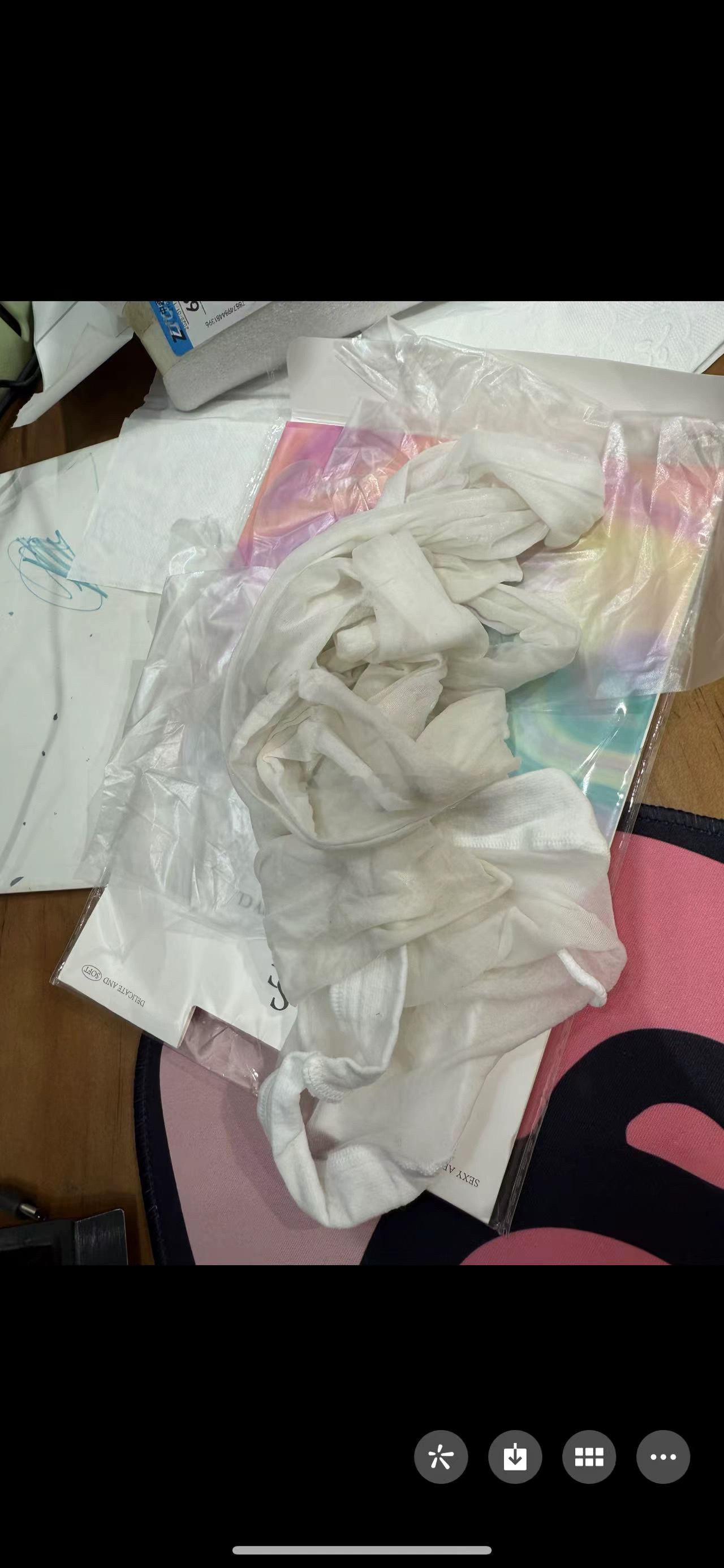 河南的秋女士，袜子穿得黢黑退回，好意思说收到就有洞？自己心里没有一点数吗请问？ 