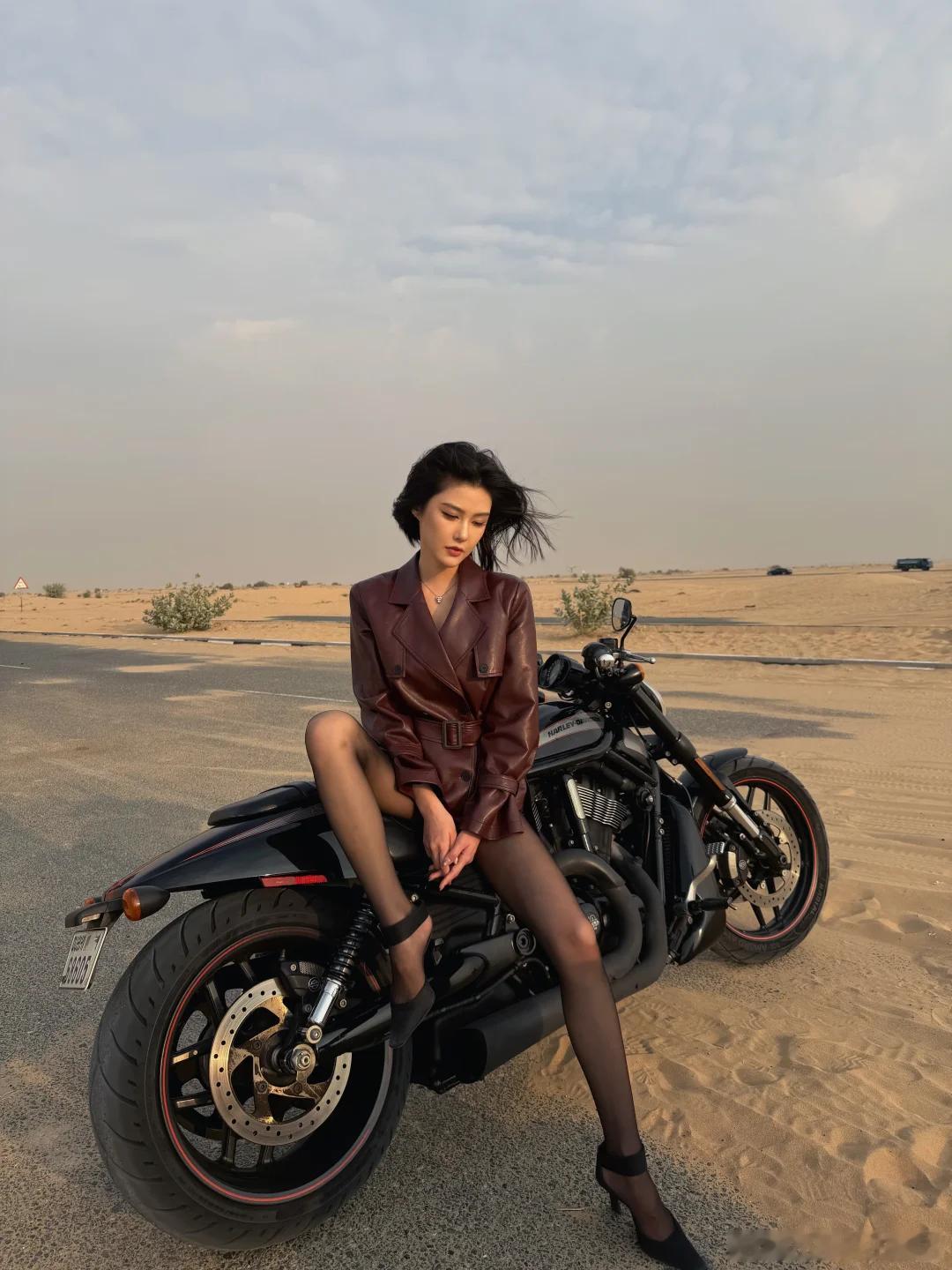 大杀器男或女都精彩去年夏天的和沙漠的合影还有特斯拉皮卡非常喜欢那会没增肌看起来很