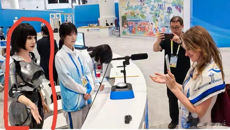 【天津峰会全是机器人！】

快看呀，上合峰会新闻中心都是机器人！会讲中文英文的导