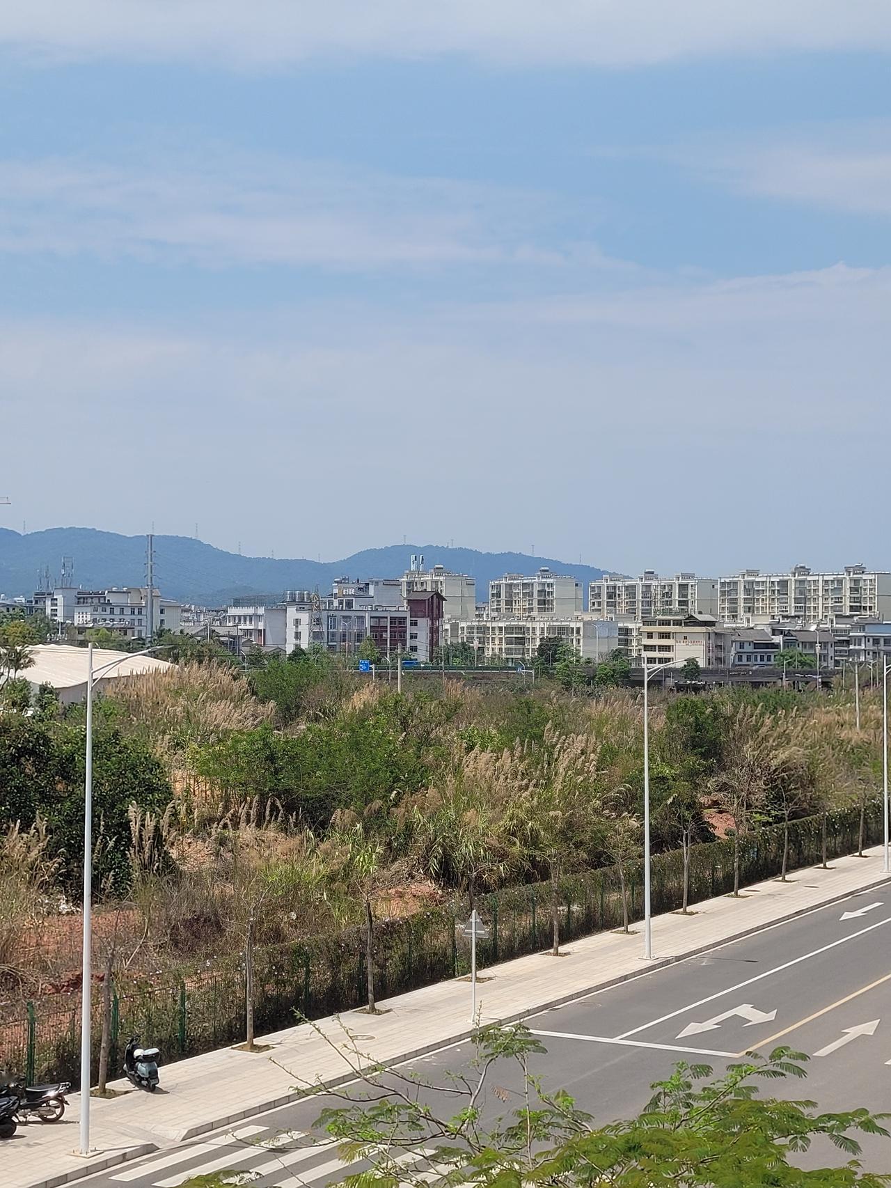 今日北京天气良58，云南普洱市良59，但比北京远山清昕，完全是蓝天白云(见附图1