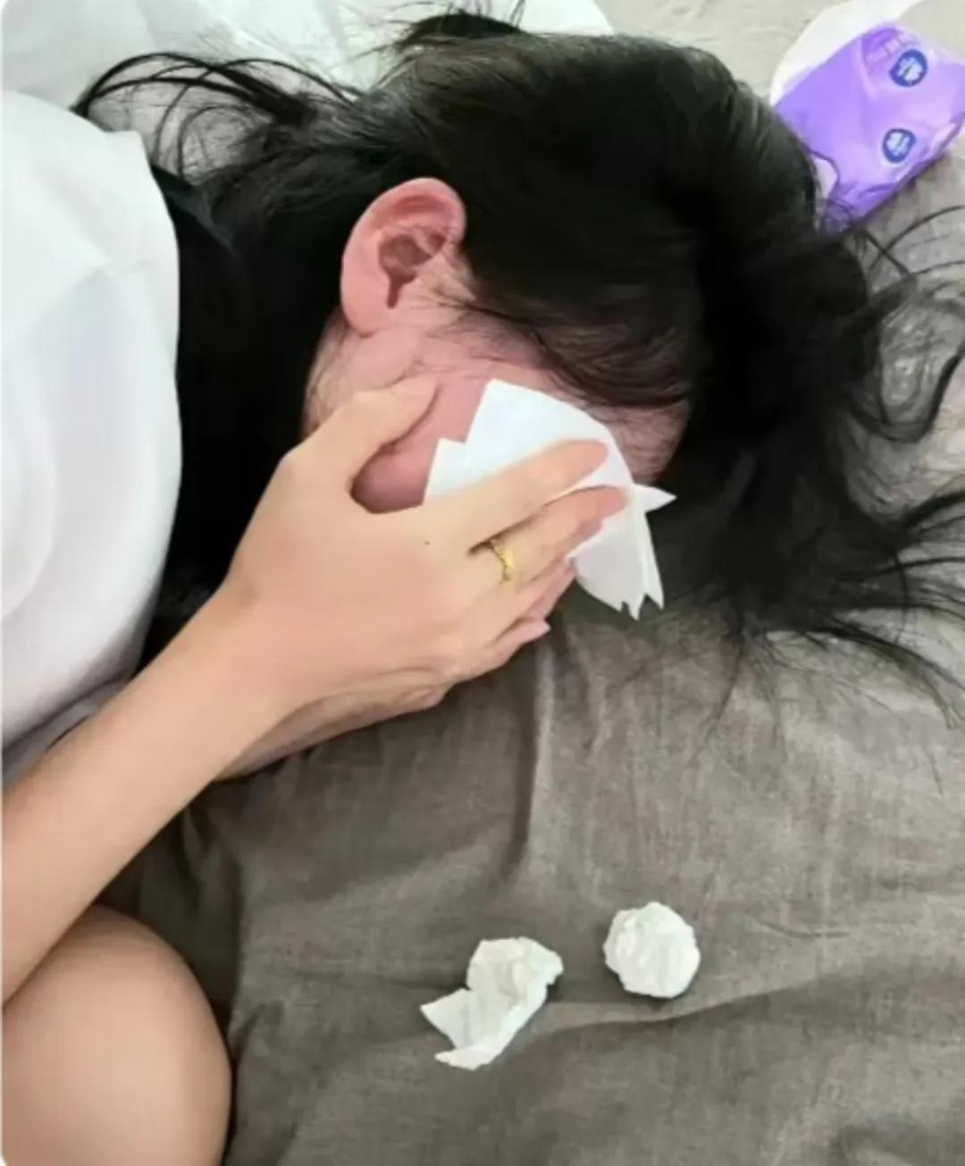 昨天中午，我跟老婆开玩笑说:“我还是忘不了我前女友”。万万没想到，老婆看了我一眼