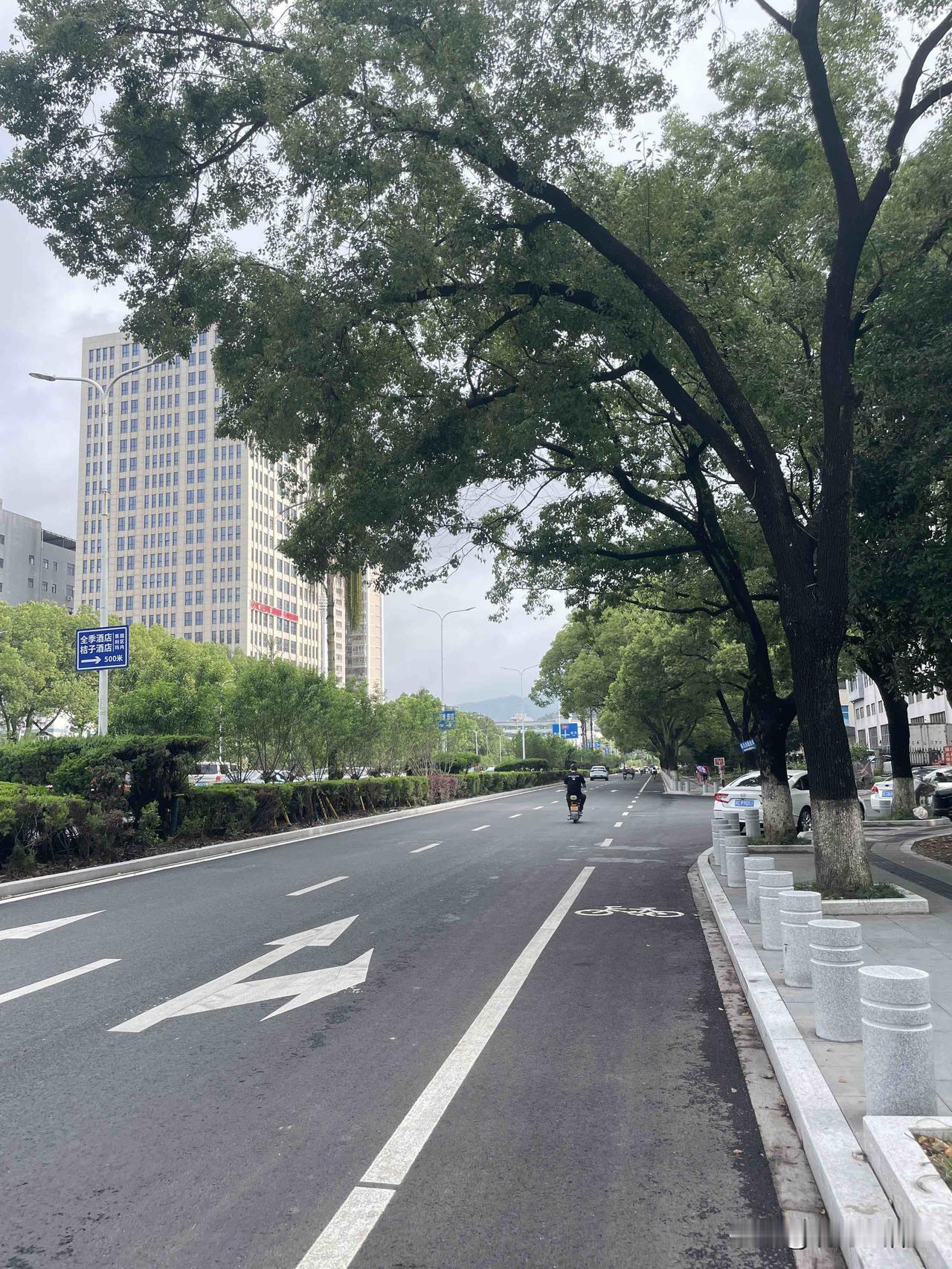 你手机里，有没有比我这更漂亮的马路照片？