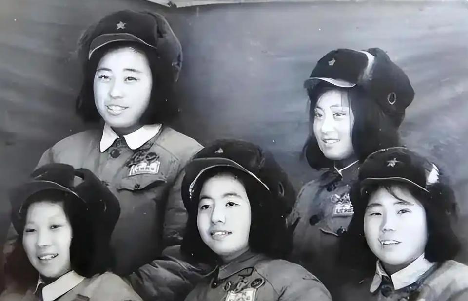 1951年，朝鲜战场，5名女战士被美军围堵，主动投降，却从此音讯全无。50年后，