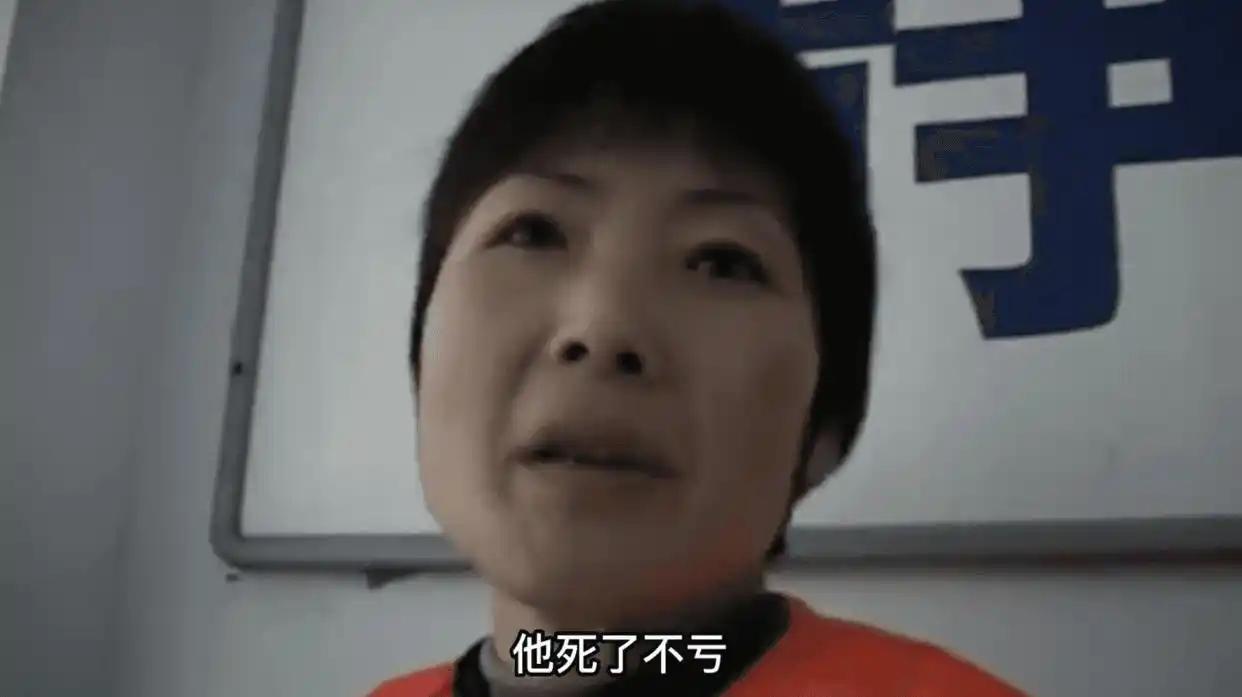 2005年狱前的一段采访，犯人王瑞瑞低着头，神情平静到近乎麻木，没有痛哭、没有歇