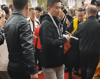 全红婵最新行程现身武汉华中师范大学。

1、一下车就被粉丝围住疯狂拍照，全红婵一