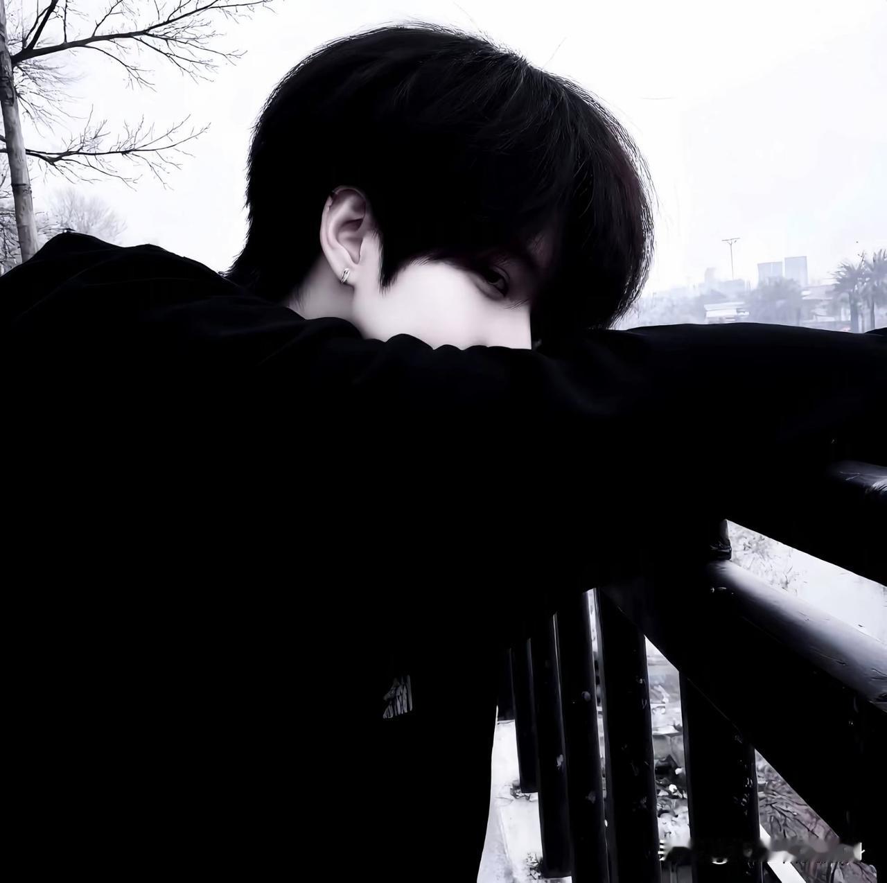 倚栏思旧事，泪湿衣襟寒。