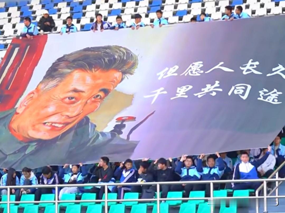 徽青赛，让人泪目的一幕：
但愿人长久，千里共同途。
向两位安徽籍科学巨匠致敬!