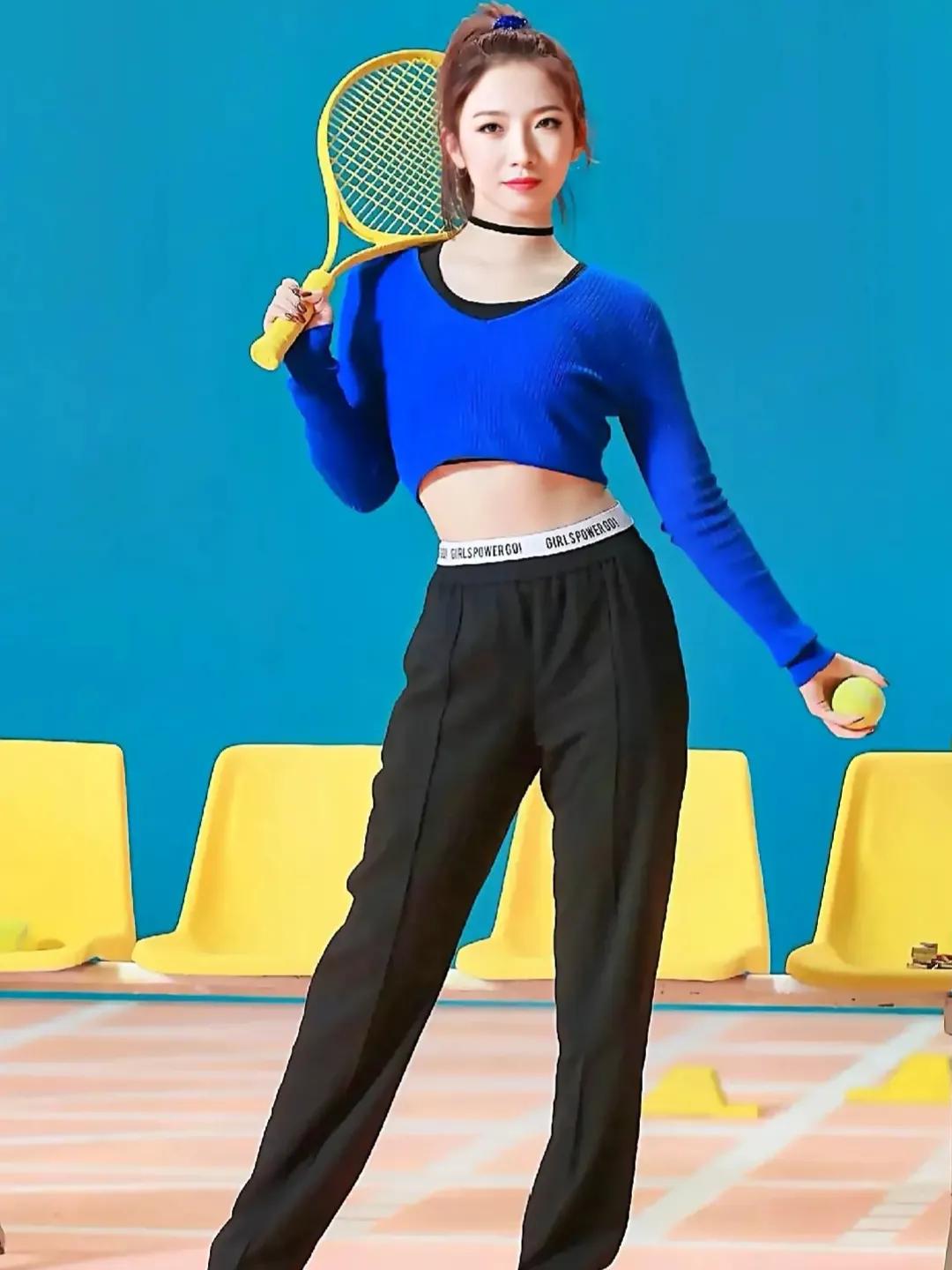 孟美岐，一位才华横溢的年轻演员，她的表演充满了激情和感染力。她不仅在舞台上光芒四