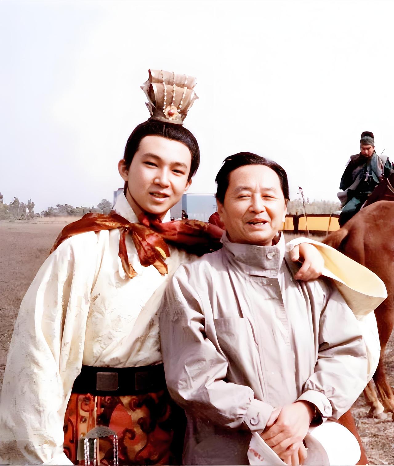 94版《三国演义》片场的珍贵旧照曝光！总导演王扶林与剧中饰演少年汉献帝的苏可合影