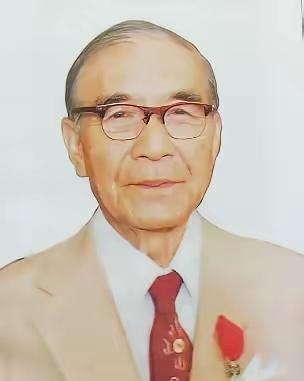 有天，85岁的邝安堃喝迷糊了，把家里23岁的小保姆朱菊仙当成了自己老婆，抱着说：