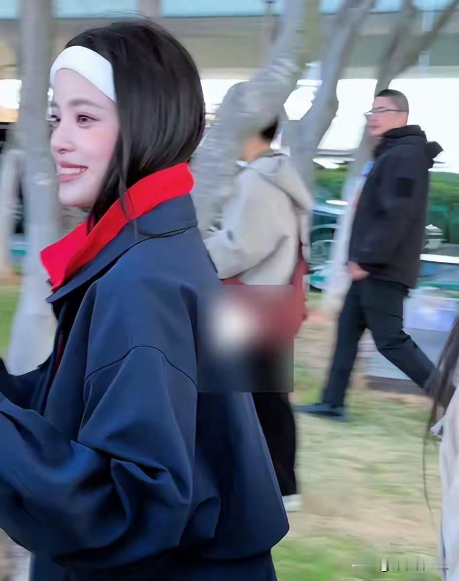 在时尚的江湖里，总有一些单品如同昙花一现的怪咖，试图以惊世骇俗的设计打破常规，吸