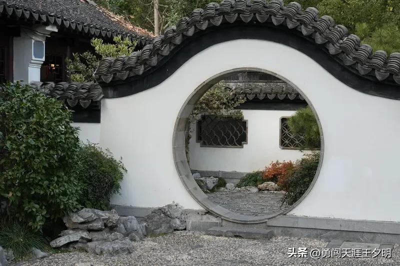 看到“园清树静花添彩”这个上联，瞬间来了兴致。这上联描绘了一幅园子清幽、树木静谧