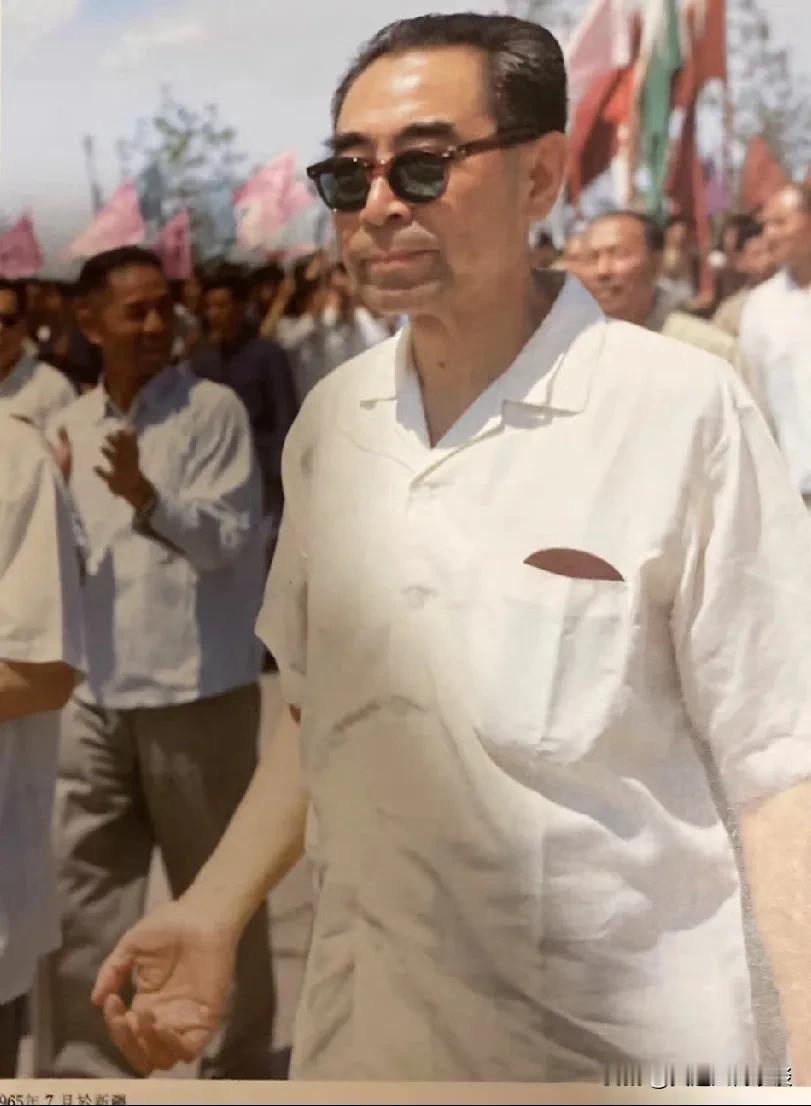 老照片，1965年周总理在新疆。