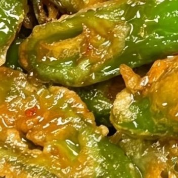 苏新皓线椒炒蛋我把教程分享出来食材准备，线椒（或杭椒）适量、玉米淀粉2勺、十三香
