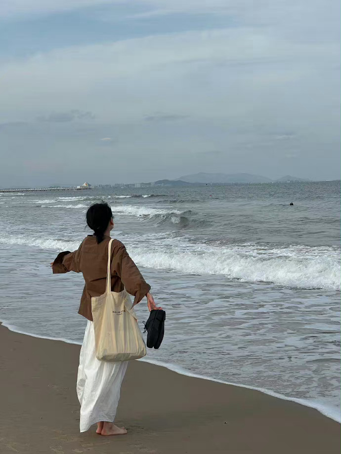 幸福的秘诀是：尽量扩大你的兴趣范围，对感兴趣的人和物尽可能友善。一一罗素 ​​​