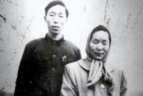 1937年，地主王学文家门口昏倒一个20岁女兵，他见周边无人，将女兵扛到炕上。女