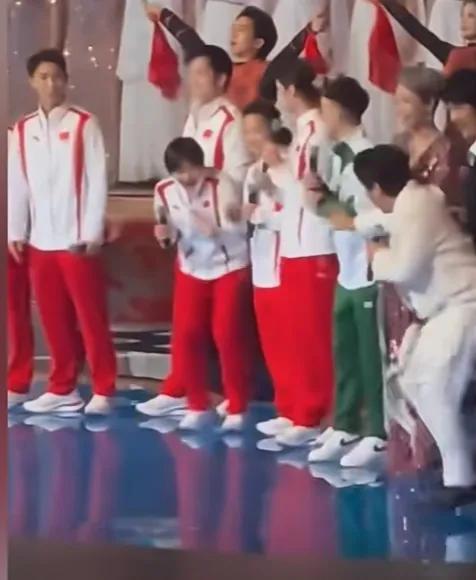 湾区升明月晚会，全红婵王祖蓝又见面了！

婵宝被王祖蓝叫到瞬间，惊讶的伸手和王祖