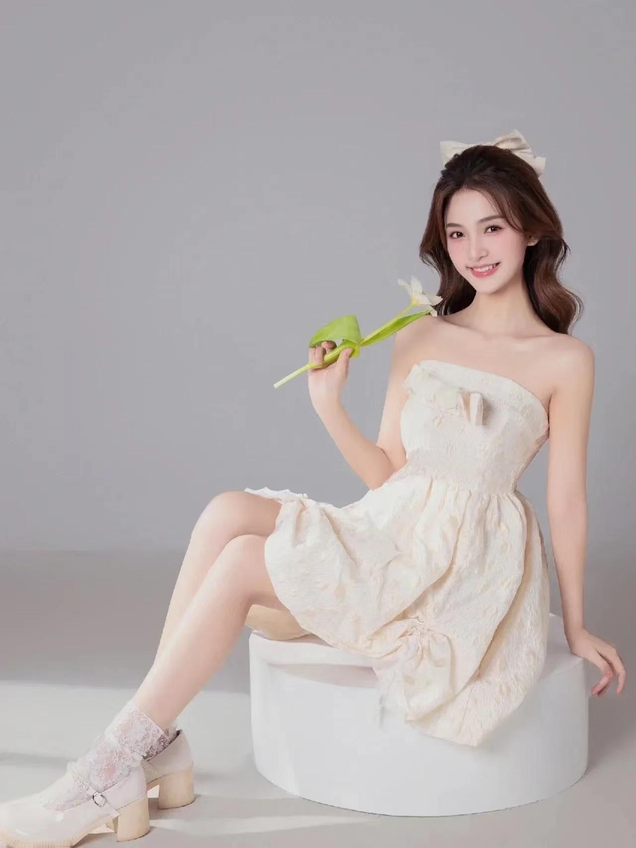 终于拍了这组米色小裙子的鲜花写真！🌿 从妆造开始就柔到骨子里——清透伪素颜妆、